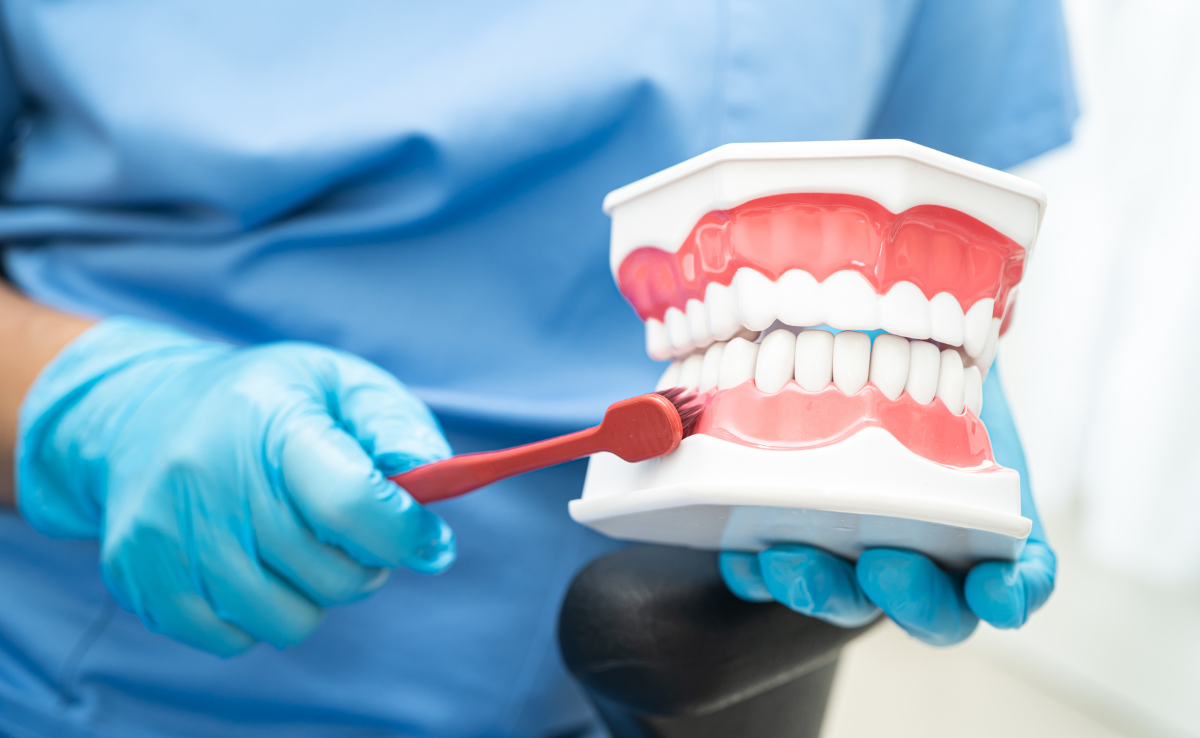 Gigi Dah Hitam, Rosak Sampai Ke Akar? Apa Rawatan Paling Berkesan? 7 Menggosok Gigi